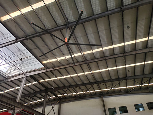 告別悶熱桎梏！7.3 米工業大吊扇，用大風量締造車間舒適生產空間